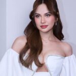 Julie Anne San Jose Instagram - Make way for the ASIA’S LIMITLESS STAR @myjaps! 👑 Check out what went on during Julie Anne San Jose’s contract renewal earlier. ❤️ #ProudKapusoJulieAnne For more exclusive updates from your favorite Kapuso stars, follow @gmanetwork! #KapusoExclusives