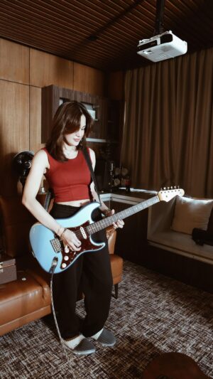 Julie Anne San Jose Instagram - Sleepy na pero g parin para sa mandatory pasilyo 😂🎸😘💗