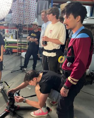 Julien Bam Instagram - Morgen kommt endlich Mann im Mond Akt 2. Seid ihr am Start? 
🟢 12 Uhr auf Youtube! 

Hier ein paar Bilder von AKT 1, die ich vergessen hatte zu posten ❤️🤫

Btw. 
Die letzte Woche war eine der härtesten Postpro-Wochen bislang, aber wir haben alles geschafft, geklärt und repariert bekommen. Und die paar grauen Haare mehr aufm Kopf sind nichts, wenn ich mir das Ergebnis von Akt 2 anschaue. 
Bin sehr sehr hyped, sehr happy aber extremst aufgeregt. Wir sehen uns im Livestream um 12 Uhr 🫶🍼