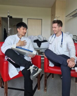 Julien Bam Instagram - Was eine Odyssee der Gefühle alter! Mein Herz pumpt immer noch xD 

AKT 1 unserer 5-teiligen Serie ist jetzt auf Youtube online. 

Uns fällt ein Stein vom Herzen und ihr könnt euch gar nicht vorstellen, wie happy wir gerade alle sind. 

Man hat wieder so viele tolle neue Menschen kennengelernt, neue Freundschaften geknüpft und so ein Gefühls-High durchlebt. Euer Feedback? Einfach von nem anderen Stern. Trotz der langen Youtube Pause waren über 140.000 Menschen bei der Live-Premiere dabei. 

Danke euch! Und auch danke für Trends Platz 1 und danke an meinen Fuß, dass er diese Achterbahn durchgehalten hat <3