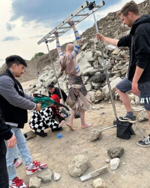 Julien Bam Instagram - Was eine Odyssee der Gefühle alter! Mein Herz pumpt immer noch xD 

AKT 1 unserer 5-teiligen Serie ist jetzt auf Youtube online. 

Uns fällt ein Stein vom Herzen und ihr könnt euch gar nicht vorstellen, wie happy wir gerade alle sind. 

Man hat wieder so viele tolle neue Menschen kennengelernt, neue Freundschaften geknüpft und so ein Gefühls-High durchlebt. Euer Feedback? Einfach von nem anderen Stern. Trotz der langen Youtube Pause waren über 140.000 Menschen bei der Live-Premiere dabei. 

Danke euch! Und auch danke für Trends Platz 1 und danke an meinen Fuß, dass er diese Achterbahn durchgehalten hat <3