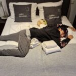 Julien Bam Instagram - Eilmeldung: Das neue Hauptvideo kommt am 19.8 um 12 Uhr (FYI) und MUSS jetzt die Tage fertig werden. Hoffe ihr seid hyped af 🍼🍼🍼 Dennoch sind wir jetzt wieder hier und nehmen noch nen Song mit @juliabeautx und @vincentleemusic auf. Jap, wir sind wiedermal viel zu spät dran und gestört, aber nicht so gestört, wie die Schlafposition von Julia Beauty. Wir hatten einen langen Streit darüber, welche Schlaf Posi die gängigste ist. Aber mal Realtalk: Wie schlaft ihr? Sagt mir nicht, dass ihr alle so pennt wie Julia ...