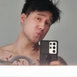 Julien Bam Instagram - Wir befinden uns mitten im Dreh der Hauptvideos und probieren viel herum mit Deepfake, KI und 3D. Musste dafür back to black und back to shaved 🥲 Aber es wird dieses Jahr so krass, wenn wir die letzte große YouTube Reise auf dem Hauptkanal antreten! One Way Ticket, ohne Rückflug. Bin total hyped aber auch vollgestopft mit Sorgen. Das wird für uns alle ein geiles und spannendes aber auch ein niederschmetterndes Jahr. Wir sind ganz am Anfang, aber stehen schon vor größeren Herausforderung als letztes Jahr. Und an mein Zukunft ich: Viel Erfolg, ihr packt das! 🫰