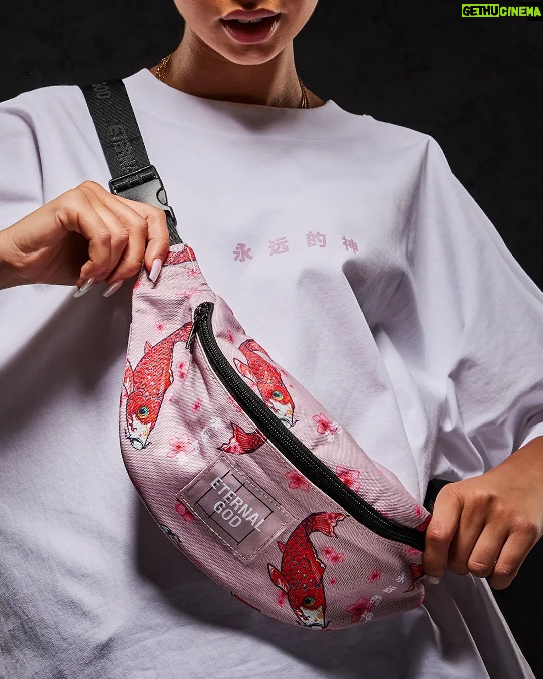 Julien Bam Instagram - Valentinstag steht vor der Tür! Warte nicht, dass dir jemand Rosen schenkt. Swipe jetzt nach rechts für ein Match und du bekommst von mir ein Valentinstagsgeschenk. Heute und morgen gibt es 14% Rabatt auf alle Produkte bei @eternalgod mit dem Code: ETERNALLOVE14 P.S. Alle 10 Minuten verliebt sich ein Single in Eternal God