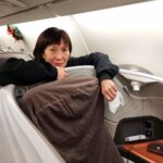 Julien Bam Instagram - Unser Weihnachten sah dann so aus. 10.000 Meter in der Luft, 12 Stunden lang und 10.000km weit weg. Nach diesem harten Jahr, haben wir uns auch mal Business Class für die Familie gegönnt ❤️ sind auch schon in Singapur angekommen und happy af Singapore, Singapore