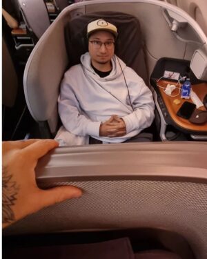Julien Bam Instagram - Unser Weihnachten sah dann so aus. 10.000 Meter in der Luft, 12 Stunden lang und 10.000km weit weg. Nach diesem harten Jahr, haben wir uns auch mal Business Class für die Familie gegönnt ❤️ sind auch schon in Singapur angekommen und happy af