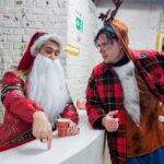 Julien Bam Instagram - Ich verabschiede mich von diesem absolut kranken Jahr. Es waren nicht nur Kurzfilme, die wir produziert haben, sondern die heftigsten Challenges, die uns tagtäglich herausgefordert haben. Danke, dass ihr (die Community) uns dabei begleitet ❤️ much much love von mir. Alleine @eternalgod ist jetzt gerade erst mal n Jahr alt, aber auch hier haben wir ein krasses Learning hinter uns und eine eigene Community aufgebaut. Danke dafür!!! Diese "letzten 3 Hauptvideos": Ein Segen und Fluch für alle Menschen die bei diesen Projekten mitgewirkt haben. Der Julien Bam Channel steht lange nicht mehr nur für Julien Bam, als Kunstfigur, sondern für Kunst und krasse Künstler, die die Projekte erst sehenswert machen. Auch danke hierfür. Und ich fliege nach 3 Jahren endlich mal wieder in die Heimat. Singapur. In 2 Tagen geht es los für die ganze Familie und ich werde die Zeit nutzen, um effektiv nichts zu tun 😴