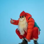 Julien Bam Instagram - Ich verabschiede mich von diesem absolut kranken Jahr. Es waren nicht nur Kurzfilme, die wir produziert haben, sondern die heftigsten Challenges, die uns tagtäglich herausgefordert haben. Danke, dass ihr (die Community) uns dabei begleitet ❤️ much much love von mir. Alleine @eternalgod ist jetzt gerade erst mal n Jahr alt, aber auch hier haben wir ein krasses Learning hinter uns und eine eigene Community aufgebaut. Danke dafür!!! Diese "letzten 3 Hauptvideos": Ein Segen und Fluch für alle Menschen die bei diesen Projekten mitgewirkt haben. Der Julien Bam Channel steht lange nicht mehr nur für Julien Bam, als Kunstfigur, sondern für Kunst und krasse Künstler, die die Projekte erst sehenswert machen. Auch danke hierfür. Und ich fliege nach 3 Jahren endlich mal wieder in die Heimat. Singapur. In 2 Tagen geht es los für die ganze Familie und ich werde die Zeit nutzen, um effektiv nichts zu tun 😴