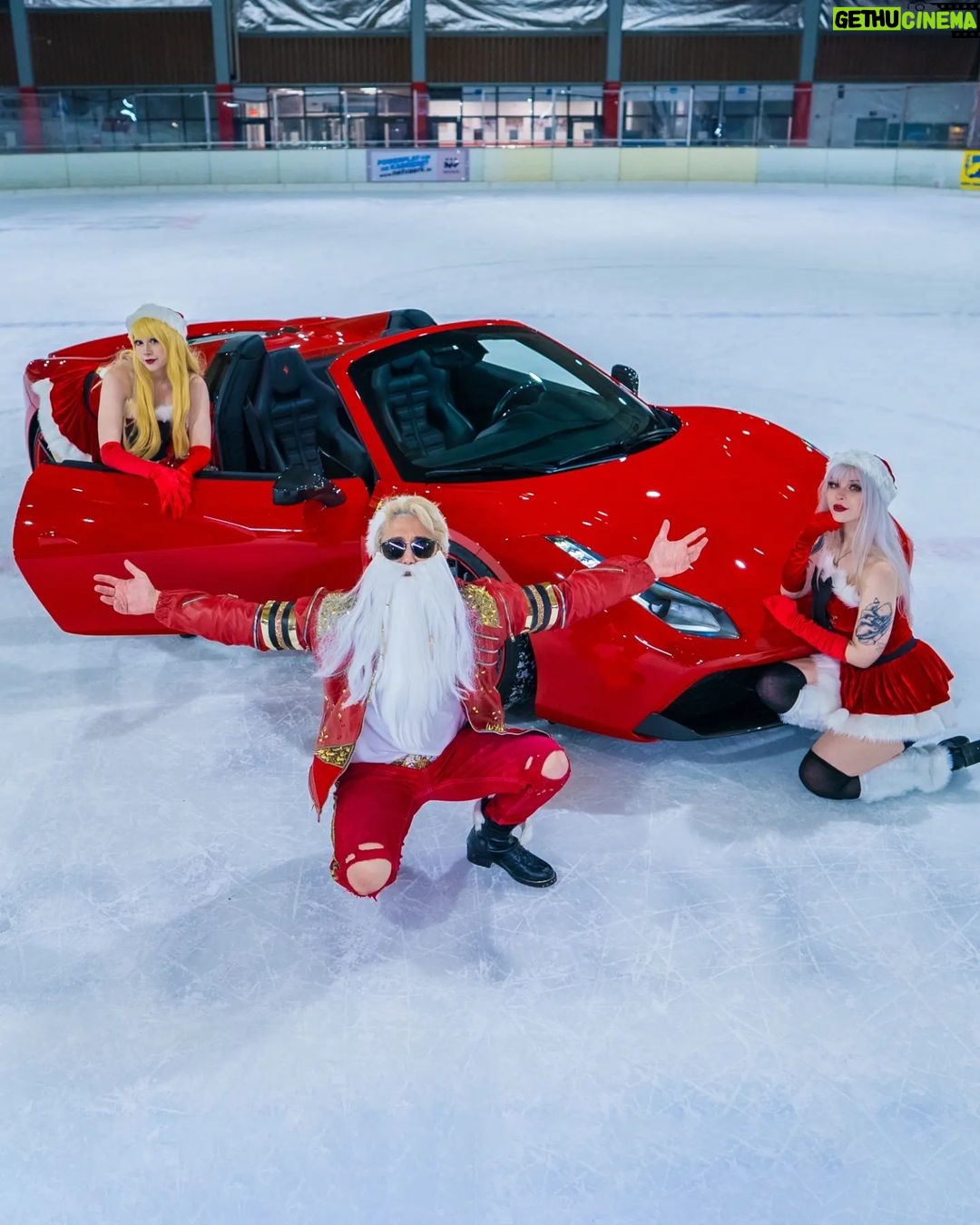 Julien Bam - 197.7K Likes - Ich verabschiede mich von diesem absolut kranken Jahr.
Es waren nicht nur Kurzfilme, die wir produziert haben, sondern die heftigsten Challenges, die uns tagtäglich herausgefordert haben.
Danke, dass ihr (die Community) uns dabei begleitet ❤️ much much love von mir.
Alleine @eternalgod ist jetzt gerade erst mal n Jahr alt, aber auch hier haben wir ein krasses Learning hinter uns und eine eigene Community aufgebaut. Danke dafür!!!
Diese "letzten 3 Hauptvideos": Ein Segen und Fluch für alle Menschen die bei diesen Projekten mitgewirkt haben.
Der Julien Bam Channel steht lange nicht mehr nur für Julien Bam, als Kunstfigur, sondern für Kunst und krasse Künstler, die die Projekte erst sehenswert machen.
Auch danke hierfür.
Und ich fliege nach 3 Jahren endlich mal wieder in die Heimat. Singapur. In 2 Tagen geht es los für die ganze Familie und ich werde die Zeit nutzen, um effektiv nichts zu tun 😴