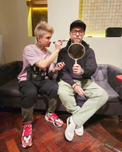 Julien Bam Instagram - Ich verabschiede mich von diesem absolut kranken Jahr. Es waren nicht nur Kurzfilme, die wir produziert haben, sondern die heftigsten Challenges, die uns tagtäglich herausgefordert haben. Danke, dass ihr (die Community) uns dabei begleitet ❤️ much much love von mir. Alleine @eternalgod ist jetzt gerade erst mal n Jahr alt, aber auch hier haben wir ein krasses Learning hinter uns und eine eigene Community aufgebaut. Danke dafür!!! Diese 