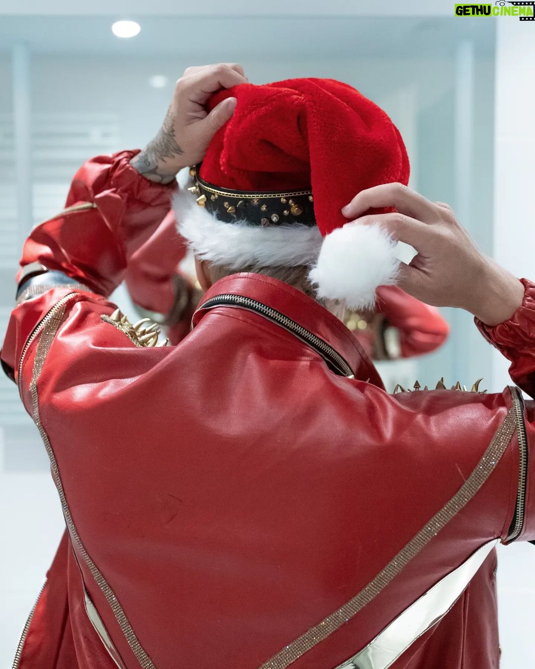 Julien Bam Instagram - Werbung | Weihnachten steht vor der Tür und damit auch ich, also Santa, der Boss! Und ich komme dieses Jahr schon am 23.12. Und wenn ihr lieb wart, dann bekommt ihr vielleicht auch so ein schönes #GalaxyZFlip4 von @samsunggermany #FlexEveryAngle #TeamGalaxy