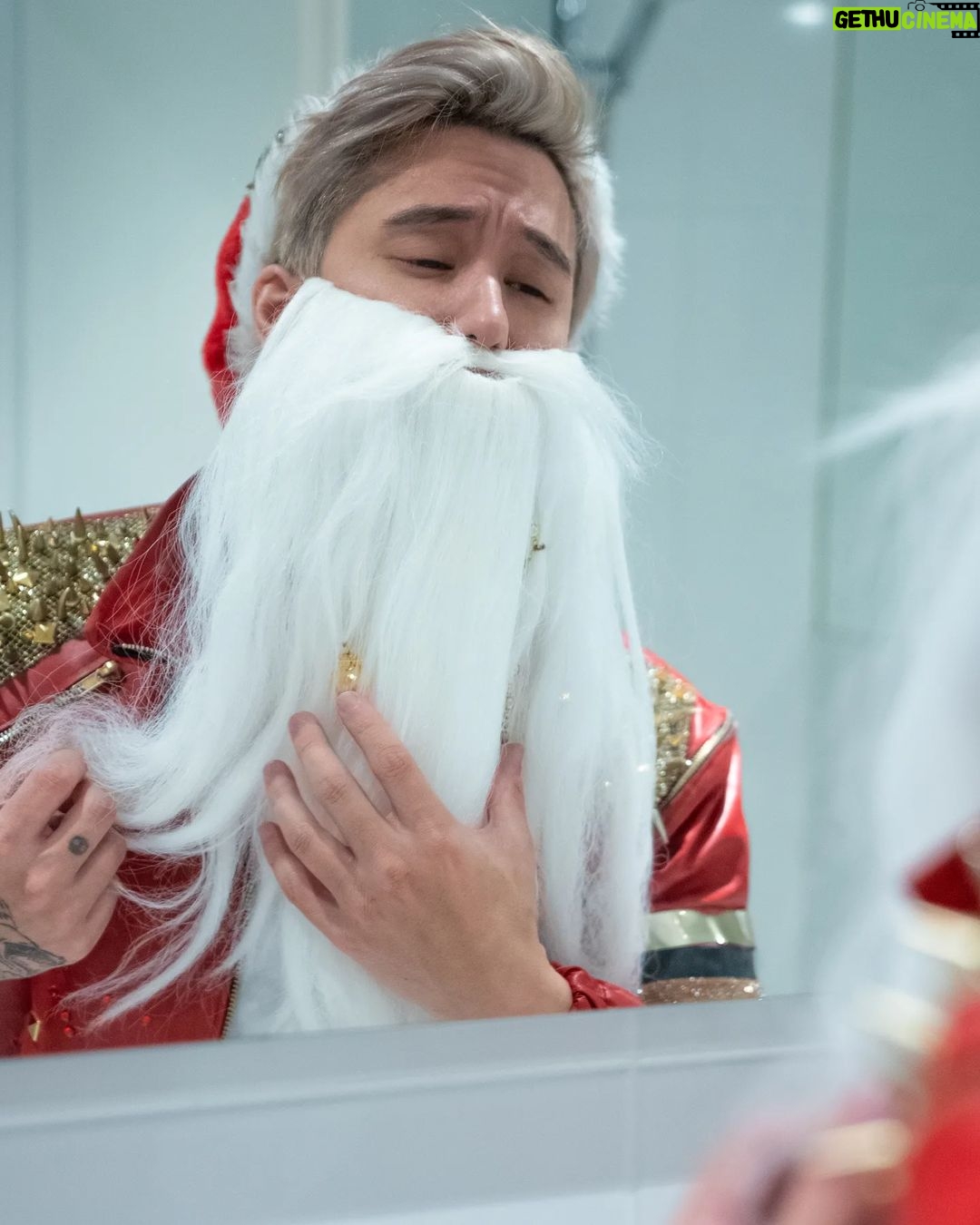Julien Bam Instagram - Werbung | Weihnachten steht vor der Tür und damit auch ich, also Santa, der Boss! Und ich komme dieses Jahr schon am 23.12. Und wenn ihr lieb wart, dann bekommt ihr vielleicht auch so ein schönes #GalaxyZFlip4 von @samsunggermany #FlexEveryAngle #TeamGalaxy