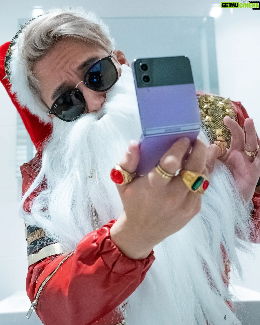 Julien Bam Instagram - Werbung | Weihnachten steht vor der Tür und damit auch ich, also Santa, der Boss! Und ich komme dieses Jahr schon am 23.12. Und wenn ihr lieb wart, dann bekommt ihr vielleicht auch so ein schönes #GalaxyZFlip4 von @samsunggermany #FlexEveryAngle #TeamGalaxy