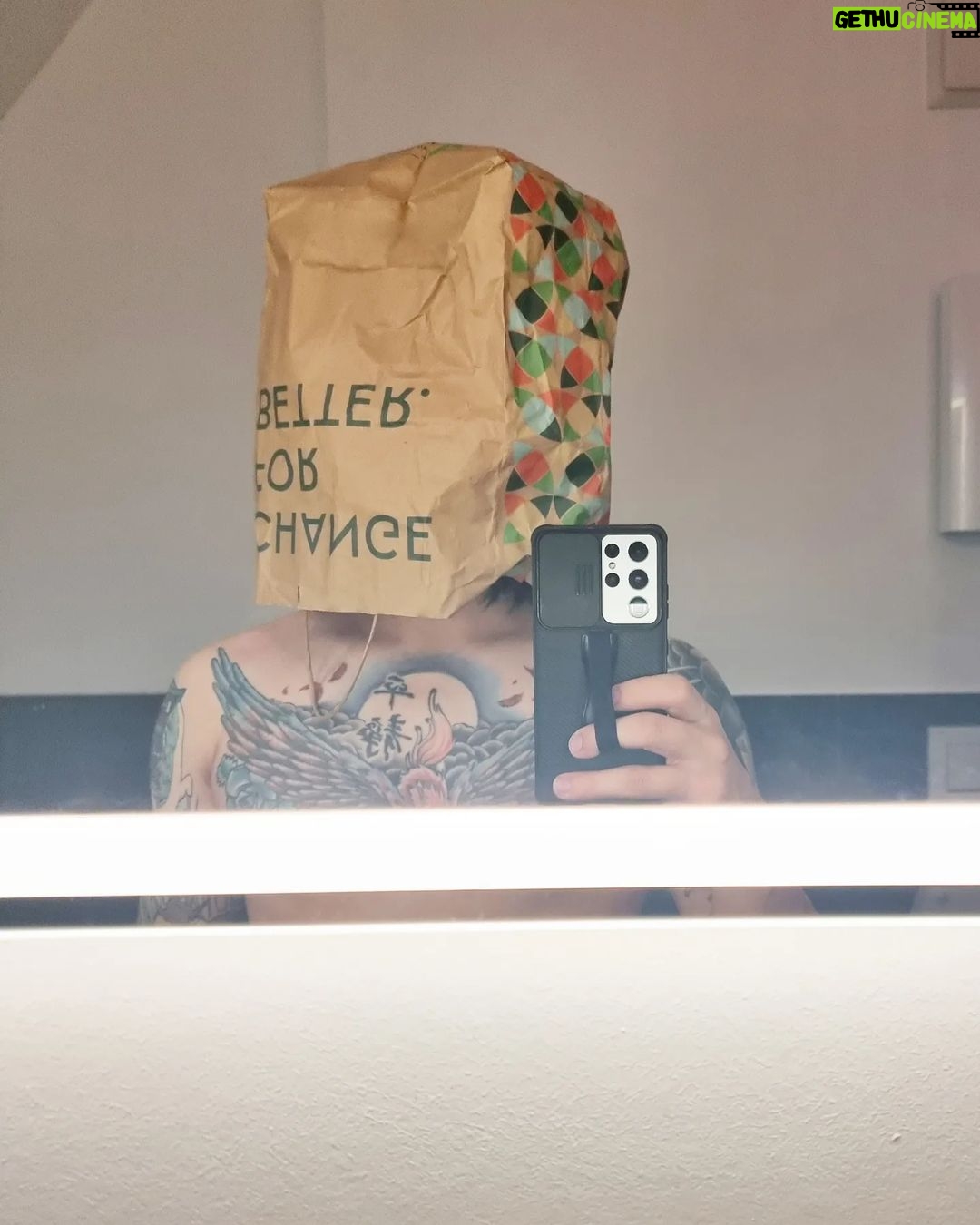 Julien Bam Instagram - Danke für eure ganzen Glückwünsche! Das Alter hat leider gut reingekickt... Bin jetzt wieder grau