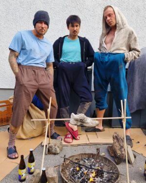Julien Bam Instagram - AKT 3 ist OUT NOW! 
Heftig! Gerade mit 190.000 Menschen die Premiere LIVE auf Youtube geschaut. Wer von euch war dabei? Krass danke euch!!!!! 
Wir saßen jetzt über ein halbes Jahr lang an Songs aus der Bohne und das war wirklich ein heftiger Ritt durch Himmel, Hölle und Weltall. Viele Ups und Downs, Lacher und Zusammenbrüche, ununterbrochen Probleme lösen, sooo viel Learning und Knowledge für alle von uns aber auch soooo viel Stress. Aber am Ende hat dann doch alles geklappt <3 
Ich muss ehrlich sagen, ich bin so stolz auf uns, auf unsere Crew, auf alle die dieses komplette Projekt durchgezogen haben und vor allem bin ich stolz auf unser Endprodukt. Ich bin so stolz auf uns, dass wir selfmade durchgezogen haben und wir kreativ völlig frei waren. Niemand, der uns reinredet, niemand, der etwas "anders" haben will. Sondern alles genau nach unserer Vision. Man sieht einfach, was dabei Einzigartiges und Innovatives erschaffen werden kann, etwas, das auch viele Menschen berührt. Und was man auch in vielen Jahren sich gerne nochmal anschauen kann. 
Danke für euren kranken Support. Krasseste und beste Community auf Planet Erde. 
Funfact: Man könnte alle Teile + Spin-Off zusammenschneiden und hätte einfach n richtigen Film, der über 1 1/2 h gehen würde. Also Spielfilm Länge. Hatten echt überlegt alle Teile zusammen zu schneiden und ein geiles Kinotour Event zu starten, mit Interviews, Live Acts und allem drum und dran. Aber mal sehen. Es steht ja immerhin noch "Hauptvideo 3" an. 
Aber froh, dass wir überlebt haben... Naja zumindestens fast alle :(