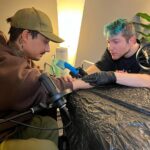 Julien Bam Instagram – Wir haben jetzt ein Partner-Tattoo. 
Es ist das einzig wahre Lobbyhoes Symbol! 
Naja bei @julienbam eher weniger 😮‍💨 Danke @rezo …