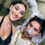 Julien Bam Instagram – Hi, 
beim Writing von BOHNE – AKT 3, kam uns die grandiose Idee, einen “kurzen SPIN-OFF” zu droppen. 
Dieser “kurze SPIN-OFF” wurde zu einem BIEST! 
Ich bin so happy, dass es endlich online ist und kann immer noch nicht glauben, was für kranke Special Guests innerhalb dieser 14 Minuten am Start sind. 
Bei vielen der Personen hätte ich nicht gedacht, dass ich in diesem Leben mal mit denen drehen könnte. 
Fett! Einfach nur fett. Danke für über 70k LIVE Zuschauer und euer krankes Feedback! 

Auch wenn der Osterhase jetzt dead ist … 
Es gibt immer noch 3 Wächter, die eine andere Geschichte zu erzählen haben. 

Jetzt aber erstmal volle Konzentration auf AKT 3. Ein 40-Minuten-Youtube-Gigant. Auch wenn wir schon abgedreht haben, steht noch eine Menge Postpro an. Aber macht unendlich Bock. Aber jetzt erstmal chillen und Kommentare lesen. Was geht bei euch heute? Was machen?