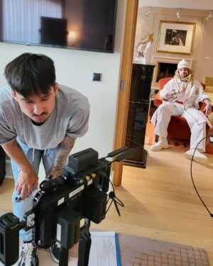 Julien Bam Instagram - Hi, 
beim Writing von BOHNE - AKT 3, kam uns die grandiose Idee, einen “kurzen SPIN-OFF” zu droppen. 
Dieser “kurze SPIN-OFF” wurde zu einem BIEST! 
Ich bin so happy, dass es endlich online ist und kann immer noch nicht glauben, was für kranke Special Guests innerhalb dieser 14 Minuten am Start sind. 
Bei vielen der Personen hätte ich nicht gedacht, dass ich in diesem Leben mal mit denen drehen könnte. 
Fett! Einfach nur fett. Danke für über 70k LIVE Zuschauer und euer krankes Feedback! 

Auch wenn der Osterhase jetzt dead ist … 
Es gibt immer noch 3 Wächter, die eine andere Geschichte zu erzählen haben. 

Jetzt aber erstmal volle Konzentration auf AKT 3. Ein 40-Minuten-Youtube-Gigant. Auch wenn wir schon abgedreht haben, steht noch eine Menge Postpro an. Aber macht unendlich Bock. Aber jetzt erstmal chillen und Kommentare lesen. Was geht bei euch heute? Was machen?