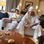 Julien Bam Instagram – Hi, 
beim Writing von BOHNE – AKT 3, kam uns die grandiose Idee, einen “kurzen SPIN-OFF” zu droppen. 
Dieser “kurze SPIN-OFF” wurde zu einem BIEST! 
Ich bin so happy, dass es endlich online ist und kann immer noch nicht glauben, was für kranke Special Guests innerhalb dieser 14 Minuten am Start sind. 
Bei vielen der Personen hätte ich nicht gedacht, dass ich in diesem Leben mal mit denen drehen könnte. 
Fett! Einfach nur fett. Danke für über 70k LIVE Zuschauer und euer krankes Feedback! 

Auch wenn der Osterhase jetzt dead ist … 
Es gibt immer noch 3 Wächter, die eine andere Geschichte zu erzählen haben. 

Jetzt aber erstmal volle Konzentration auf AKT 3. Ein 40-Minuten-Youtube-Gigant. Auch wenn wir schon abgedreht haben, steht noch eine Menge Postpro an. Aber macht unendlich Bock. Aber jetzt erstmal chillen und Kommentare lesen. Was geht bei euch heute? Was machen?