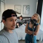 Julien Bam Instagram – Eilmeldung: Das neue Hauptvideo kommt am 19.8 um 12 Uhr (FYI) und MUSS jetzt die Tage fertig werden. Hoffe ihr seid hyped af 🍼🍼🍼
Dennoch sind wir jetzt wieder hier und nehmen noch nen Song mit @juliabeautx und @vincentleemusic auf. Jap, wir sind wiedermal viel zu spät dran und gestört, aber nicht so gestört, wie die Schlafposition von Julia Beauty. Wir hatten einen langen Streit darüber, welche Schlaf Posi die gängigste ist. Aber mal Realtalk: Wie schlaft ihr? Sagt mir nicht, dass ihr alle so pennt wie Julia …