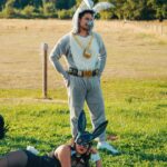 Julien Bam Instagram – Hi, 
beim Writing von BOHNE – AKT 3, kam uns die grandiose Idee, einen “kurzen SPIN-OFF” zu droppen. 
Dieser “kurze SPIN-OFF” wurde zu einem BIEST! 
Ich bin so happy, dass es endlich online ist und kann immer noch nicht glauben, was für kranke Special Guests innerhalb dieser 14 Minuten am Start sind. 
Bei vielen der Personen hätte ich nicht gedacht, dass ich in diesem Leben mal mit denen drehen könnte. 
Fett! Einfach nur fett. Danke für über 70k LIVE Zuschauer und euer krankes Feedback! 

Auch wenn der Osterhase jetzt dead ist … 
Es gibt immer noch 3 Wächter, die eine andere Geschichte zu erzählen haben. 

Jetzt aber erstmal volle Konzentration auf AKT 3. Ein 40-Minuten-Youtube-Gigant. Auch wenn wir schon abgedreht haben, steht noch eine Menge Postpro an. Aber macht unendlich Bock. Aber jetzt erstmal chillen und Kommentare lesen. Was geht bei euch heute? Was machen?