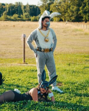 Julien Bam Instagram - Hi, 
beim Writing von BOHNE - AKT 3, kam uns die grandiose Idee, einen “kurzen SPIN-OFF” zu droppen. 
Dieser “kurze SPIN-OFF” wurde zu einem BIEST! 
Ich bin so happy, dass es endlich online ist und kann immer noch nicht glauben, was für kranke Special Guests innerhalb dieser 14 Minuten am Start sind. 
Bei vielen der Personen hätte ich nicht gedacht, dass ich in diesem Leben mal mit denen drehen könnte. 
Fett! Einfach nur fett. Danke für über 70k LIVE Zuschauer und euer krankes Feedback! 

Auch wenn der Osterhase jetzt dead ist … 
Es gibt immer noch 3 Wächter, die eine andere Geschichte zu erzählen haben. 

Jetzt aber erstmal volle Konzentration auf AKT 3. Ein 40-Minuten-Youtube-Gigant. Auch wenn wir schon abgedreht haben, steht noch eine Menge Postpro an. Aber macht unendlich Bock. Aber jetzt erstmal chillen und Kommentare lesen. Was geht bei euch heute? Was machen?