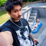 Julien Bam Instagram – Pool hab ich gesagt. Von Wasser war nie die Rede 😑

Neuer @eternalgod drop ist jetzt online. Wir haben unsere ersten Crops released und  simple SadKira Tees. Check it out, solang der Vorrat reicht natürlich 

Foto: @xmpc 
Model: @jackiechan
Anderes Model: @elyvalev 
Lichtsetzung: @sonne