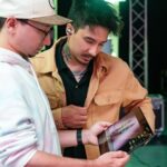 Julien Bam Instagram - Anzeige Ich kann mir nicht mehr vorstellen, wie Filme drehen ohne die Technik von heute wäre. Wie haben das die Regisseure nur vor 20 Jahren gemacht? Naja. By the way: Diesen Samstag um 12 Uhr kommt Songs aus der Bohne Akt 2! Könnt ihr euch schon vorstellen, was da passieren wird? Welchen Musiker wir hier parodieren? #TeamGalaxy #GalaxyTabS8 Ultra #GalaxyBudsPro