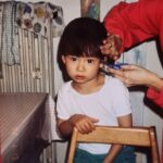 Julien Bam Instagram - Anzeige: Verrückte Reise. Ein Mix aus willkürlicher DNA und gutem Timing im Samenleiter setzt eine Form Mensch zusammen. Und mit nem Pottschnitt von Mama bekam ich meine Identität. Zufällig hießen, mein Bruder und ich, fast wie die Söhne von John Lennon. Zufall? Ich glaube eher Fandom meiner Eltern. Als passionierter Bettnässer kam ich eines morgens zu ihnen an und wollte unbedingt Geige lernen. Ob sie mir das damals irgendwie Inceptionmäßig eingetrichtert haben? Wir werden es nie wissen, war aber eine gute Sache. Irgendwann, satt gehört von Paganini 24 Capriccio und Mendelssohn OP.64, wollte ich andere Musik hören und lernte eins der Elemente des HipHops kennen. B-Boying. Denn Shotokan, Judo und Tennis waren mir nicht knochenbrecherisch genug. Breakdance war Kunst, freie Entfaltung und das Entkommen aus dem Alltag. Geil, in der Schule war ich eh nicht gut. Doch mein Bruder begleitete mich schon immer mit seiner Faszination zu Film und Geschichten. Auch wenn ich manchmal nur heimlich zugeschaut habe. Was ein Gefühl, meine erste DSLR Kamera gekauft und die ersten Jungesellenabschiede fotografiert zu haben. Ich brauchte diese 100€, ich schwör. Und dann das Gefühl mein erstes Video geschossen und meine erste eigene Geschichte verfilmt zu haben. Dann ging es immer so weiter. Jim Carrey wollte ein Foto mit mir und ich habe ihm eine Rolle bei Sonic versprochen. Cool. Manchmal muss man auch gönnen. Nun bin ich Vater UND #TeamGalaxy Botschafter. Sick P.S. Ich hoffe ich werde so n richtig cooler Opa der surft. @samsunggermany #samsungunpacked