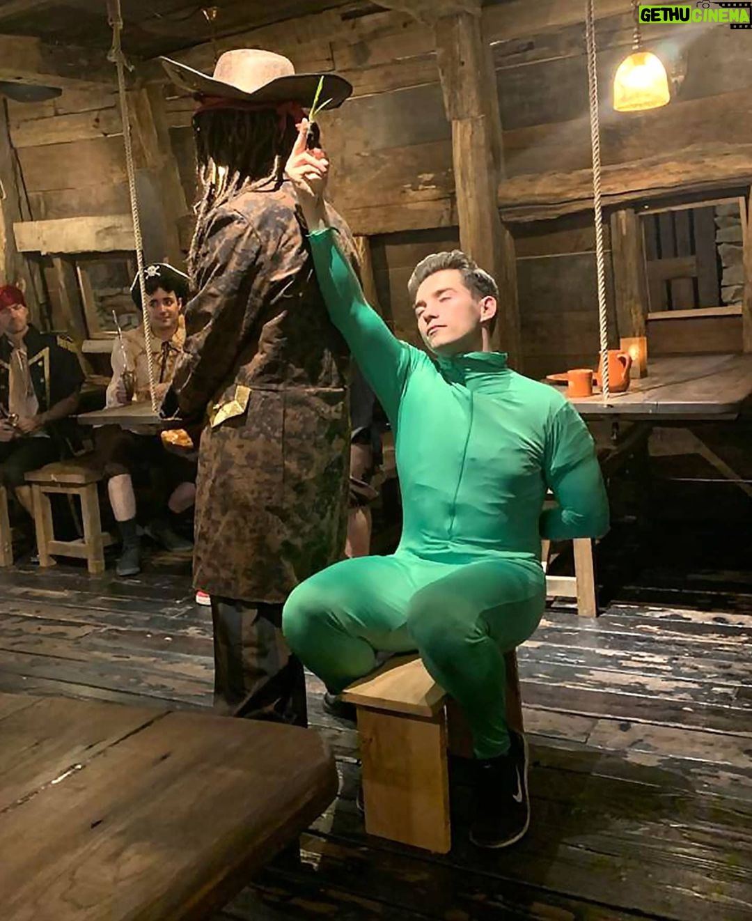 Julien Bam Instagram - ALTER! Was waren das für kranke Wochen! Auch wenn es gegen Ende immer mehr zu einem zeitlichen Horror wurde, vermisse ich es ... ein bisschen. Wir lieben alle das Filmemachen to the fullest ❤️🔥 Danke euch allen, dass ihr mitgemacht habt und danke an dir Community, die uns supportet haben. Jetzt gehen wir alle mal ordentlich 1-2 Wochen Pause machen und neue Energie sammeln für ... den letzten Song aus der Bohne 🤯