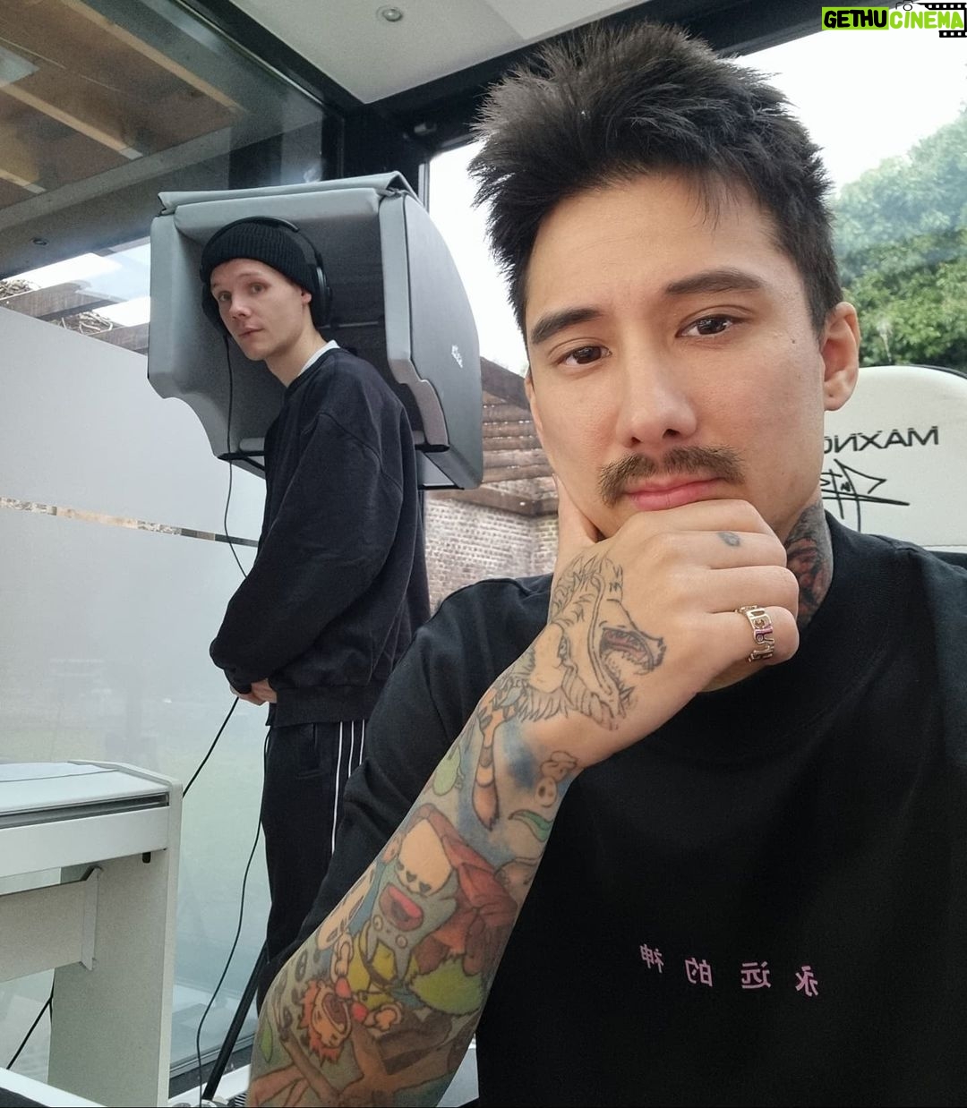 Julien Bam Instagram - Ganz ungewohntes Feature 🚬🚬 11.12 - 16 Uhr (Hauptvideo 1.2) Aachen, Germany