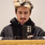 Julien Bam Instagram - Wir befinden uns mitten im Dreh der Hauptvideos und probieren viel herum mit Deepfake, KI und 3D. Musste dafür back to black und back to shaved 🥲 Aber es wird dieses Jahr so krass, wenn wir die letzte große YouTube Reise auf dem Hauptkanal antreten! One Way Ticket, ohne Rückflug. Bin total hyped aber auch vollgestopft mit Sorgen. Das wird für uns alle ein geiles und spannendes aber auch ein niederschmetterndes Jahr. Wir sind ganz am Anfang, aber stehen schon vor größeren Herausforderung als letztes Jahr. Und an mein Zukunft ich: Viel Erfolg, ihr packt das! 🫰