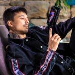 Julien Bam Instagram - #Anzeige Die erste Falte im meinem Leben, die ich feier #UnfoldYourWorld #GalaxyZFold3 #TeamGalaxy @samsunggermany