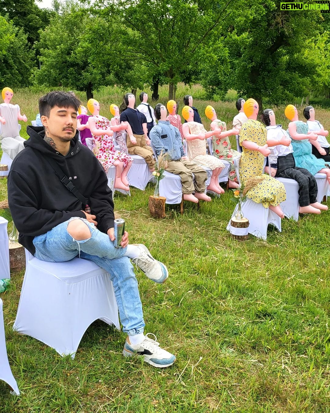 Julien Bam Instagram - Danke für diese heftigen Momente! Wir haben gerade zusammen mit 120.000 Zuschauern Live unser neues Video geschaut! Krank, einfach nur krank! Hätte niemals gedacht, dass wir im Leben so ein grosses Projekt auf die Beine stellen würden. Ich bin auf jeden fall Hyped auf AKT 3! (Release: Juli) Danke für alles!