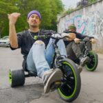 Julien Bam Instagram – Leider muss ich sagen, dass wir das Video, um eine Woche nach hinten schieben müssen. Eigentlich sollte morgen Songs aus der Bohne AKT 2 kommen. 
Es kommt jetzt am 18.6. auf Youtube – 12 Uhr. 
Das Projekt ist einfach viel größer geworden, als wir dachten. Ich hoffe ihr versteht es, wenn wir eine komplette weitere Woche brauchen, um das Video fertig stellen zu können, damit auch WIR zufrieden damit sein können. 
Neben 20h Drehtagen, schlechtem Wetter, Krankheiten, sind wir trotzdem so hart gewillt und hyped AKT2 so dope wie nur möglich zu machen. 
Egal wie anstrengend es manchmal ist, wir machen gerade etwas, was wir hart lieben und ich bin so happy, dass ihr das genauso fühlt. 
Könnt ihr euch noch um eine weitere Woche gedulden? Kuss
