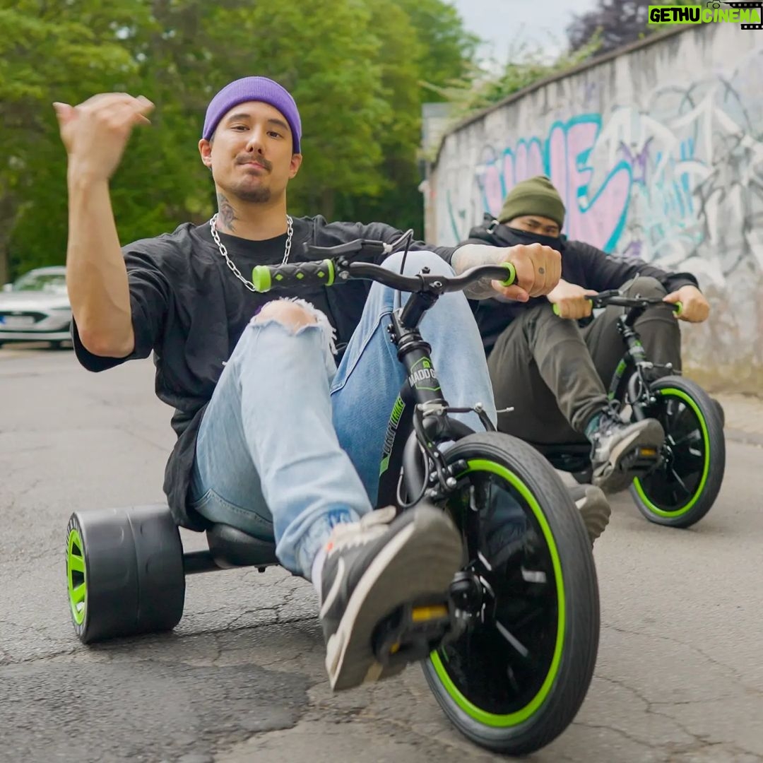 Julien Bam Instagram - Leider muss ich sagen, dass wir das Video, um eine Woche nach hinten schieben müssen. Eigentlich sollte morgen Songs aus der Bohne AKT 2 kommen. Es kommt jetzt am 18.6. auf Youtube - 12 Uhr. Das Projekt ist einfach viel größer geworden, als wir dachten. Ich hoffe ihr versteht es, wenn wir eine komplette weitere Woche brauchen, um das Video fertig stellen zu können, damit auch WIR zufrieden damit sein können. Neben 20h Drehtagen, schlechtem Wetter, Krankheiten, sind wir trotzdem so hart gewillt und hyped AKT2 so dope wie nur möglich zu machen. Egal wie anstrengend es manchmal ist, wir machen gerade etwas, was wir hart lieben und ich bin so happy, dass ihr das genauso fühlt. Könnt ihr euch noch um eine weitere Woche gedulden? Kuss