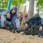 Julien Bam Instagram – Leider muss ich sagen, dass wir das Video, um eine Woche nach hinten schieben müssen. Eigentlich sollte morgen Songs aus der Bohne AKT 2 kommen. 
Es kommt jetzt am 18.6. auf Youtube – 12 Uhr. 
Das Projekt ist einfach viel größer geworden, als wir dachten. Ich hoffe ihr versteht es, wenn wir eine komplette weitere Woche brauchen, um das Video fertig stellen zu können, damit auch WIR zufrieden damit sein können. 
Neben 20h Drehtagen, schlechtem Wetter, Krankheiten, sind wir trotzdem so hart gewillt und hyped AKT2 so dope wie nur möglich zu machen. 
Egal wie anstrengend es manchmal ist, wir machen gerade etwas, was wir hart lieben und ich bin so happy, dass ihr das genauso fühlt. 
Könnt ihr euch noch um eine weitere Woche gedulden? Kuss