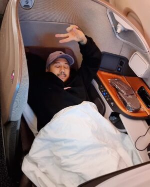 Julien Bam Instagram - Unser Weihnachten sah dann so aus. 10.000 Meter in der Luft, 12 Stunden lang und 10.000km weit weg. Nach diesem harten Jahr, haben wir uns auch mal Business Class für die Familie gegönnt ❤️ sind auch schon in Singapur angekommen und happy af