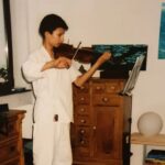 Julien Bam Instagram – Anzeige: Verrückte Reise. 
Ein Mix aus willkürlicher DNA und gutem Timing im Samenleiter setzt eine Form Mensch zusammen. 
Und mit nem Pottschnitt von Mama bekam ich meine Identität. 
Zufällig hießen, mein Bruder und ich, fast wie die Söhne von John Lennon. Zufall? Ich glaube eher Fandom meiner Eltern. 
Als passionierter Bettnässer kam ich eines morgens zu ihnen an und wollte unbedingt Geige lernen.
Ob sie mir das damals irgendwie Inceptionmäßig eingetrichtert haben? Wir werden es nie wissen, war aber eine gute Sache. 
Irgendwann, satt gehört von Paganini 24 Capriccio und Mendelssohn OP.64, wollte ich andere Musik hören und lernte eins der Elemente des HipHops kennen. B-Boying. Denn Shotokan, Judo und Tennis waren mir nicht knochenbrecherisch genug. Breakdance war Kunst, freie Entfaltung und das Entkommen aus dem Alltag. Geil, in der Schule war ich eh nicht gut. 
Doch mein Bruder begleitete mich schon immer mit seiner Faszination zu Film und Geschichten. Auch wenn ich manchmal nur heimlich zugeschaut habe. 
Was ein Gefühl, meine erste DSLR Kamera gekauft und die ersten Jungesellenabschiede fotografiert zu haben. Ich brauchte diese 100€, ich schwör. 
Und dann das Gefühl mein erstes Video geschossen und meine erste eigene Geschichte verfilmt zu haben. 
Dann ging es immer so weiter. Jim Carrey wollte ein Foto mit mir und ich habe ihm eine Rolle bei Sonic versprochen. Cool. 
Manchmal muss man auch gönnen. 
Nun bin ich Vater UND #TeamGalaxy Botschafter. Sick 

P.S. Ich hoffe ich werde so n richtig cooler Opa der surft.

@samsunggermany #samsungunpacked