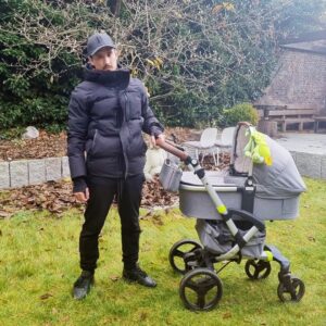 Julien Bam Instagram - Anzeige: Verrückte Reise. Ein Mix aus willkürlicher DNA und gutem Timing im Samenleiter setzt eine Form Mensch zusammen. Und mit nem Pottschnitt von Mama bekam ich meine Identität. Zufällig hießen, mein Bruder und ich, fast wie die Söhne von John Lennon. Zufall? Ich glaube eher Fandom meiner Eltern. Als passionierter Bettnässer kam ich eines morgens zu ihnen an und wollte unbedingt Geige lernen. Ob sie mir das damals irgendwie Inceptionmäßig eingetrichtert haben? Wir werden es nie wissen, war aber eine gute Sache. Irgendwann, satt gehört von Paganini 24 Capriccio und Mendelssohn OP.64, wollte ich andere Musik hören und lernte eins der Elemente des HipHops kennen. B-Boying. Denn Shotokan, Judo und Tennis waren mir nicht knochenbrecherisch genug. Breakdance war Kunst, freie Entfaltung und das Entkommen aus dem Alltag. Geil, in der Schule war ich eh nicht gut. Doch mein Bruder begleitete mich schon immer mit seiner Faszination zu Film und Geschichten. Auch wenn ich manchmal nur heimlich zugeschaut habe. Was ein Gefühl, meine erste DSLR Kamera gekauft und die ersten Jungesellenabschiede fotografiert zu haben. Ich brauchte diese 100€, ich schwör. Und dann das Gefühl mein erstes Video geschossen und meine erste eigene Geschichte verfilmt zu haben. Dann ging es immer so weiter. Jim Carrey wollte ein Foto mit mir und ich habe ihm eine Rolle bei Sonic versprochen. Cool. Manchmal muss man auch gönnen. Nun bin ich Vater UND #TeamGalaxy Botschafter. Sick P.S. Ich hoffe ich werde so n richtig cooler Opa der surft. @samsunggermany #samsungunpacked