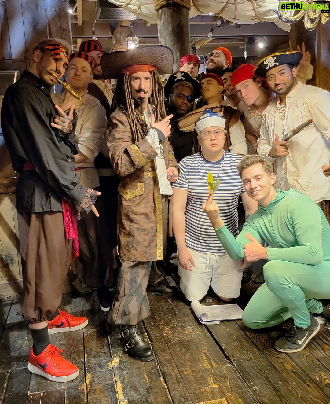 Julien Bam Instagram - ALTER! Was waren das für kranke Wochen! Auch wenn es gegen Ende immer mehr zu einem zeitlichen Horror wurde, vermisse ich es ... ein bisschen. Wir lieben alle das Filmemachen to the fullest ❤️🔥 Danke euch allen, dass ihr mitgemacht habt und danke an dir Community, die uns supportet haben. Jetzt gehen wir alle mal ordentlich 1-2 Wochen Pause machen und neue Energie sammeln für ... den letzten Song aus der Bohne 🤯