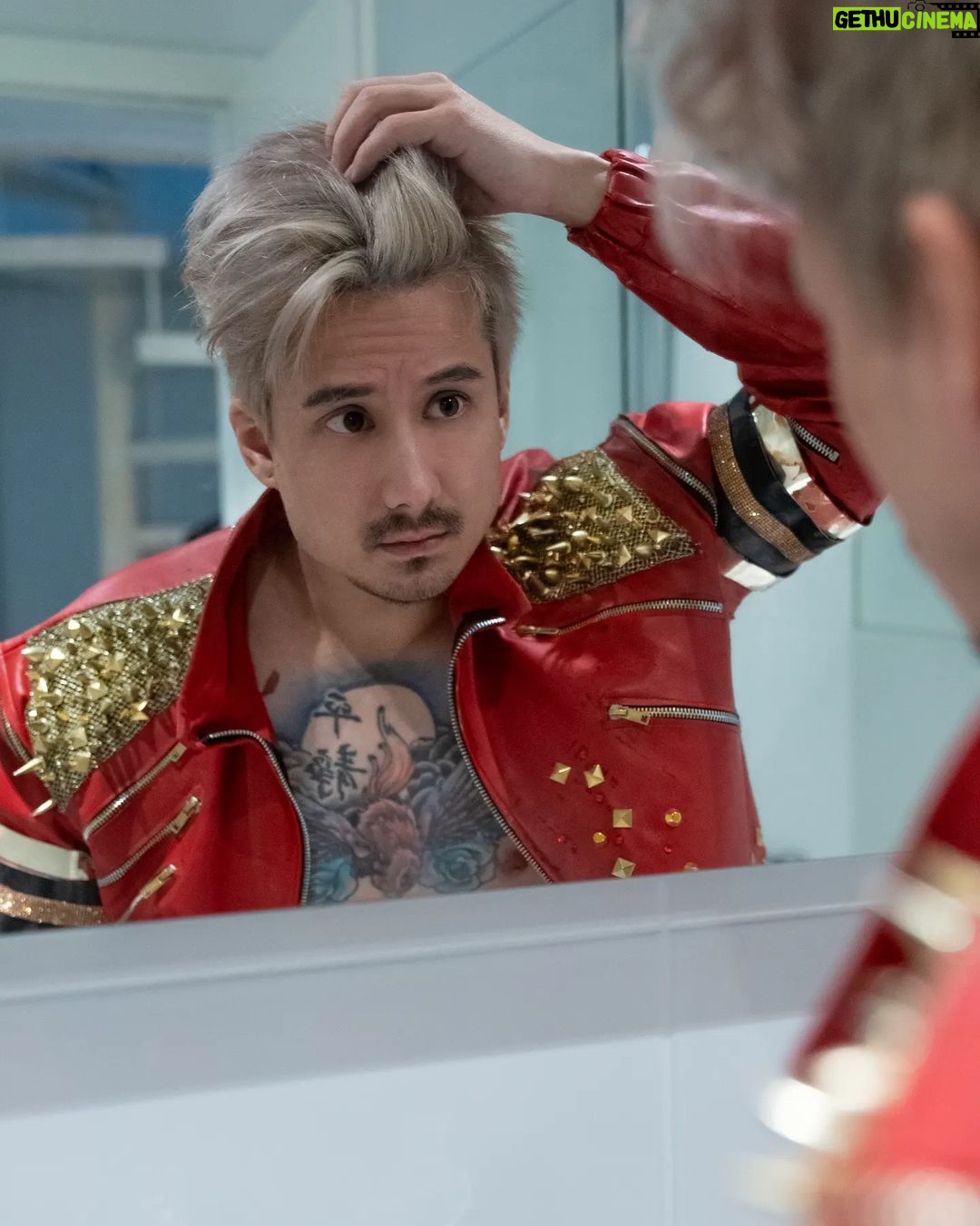 Julien Bam Instagram - Werbung | Weihnachten steht vor der Tür und damit auch ich, also Santa, der Boss! Und ich komme dieses Jahr schon am 23.12. Und wenn ihr lieb wart, dann bekommt ihr vielleicht auch so ein schönes #GalaxyZFlip4 von @samsunggermany #FlexEveryAngle #TeamGalaxy