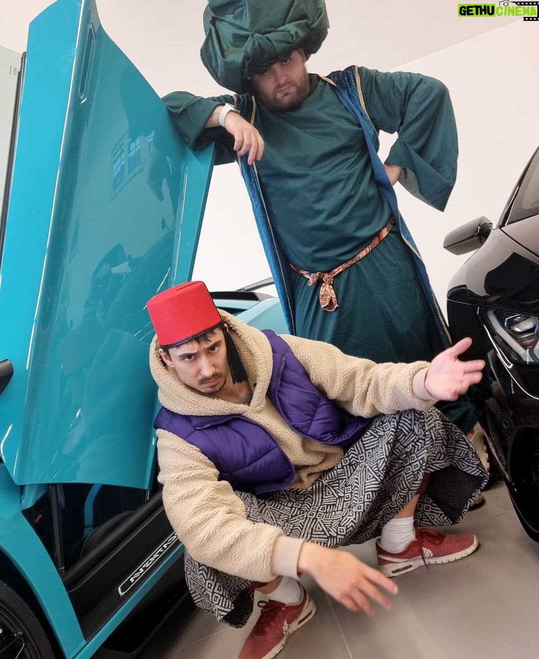 Julien Bam Instagram - So waren meine letzten 2 Wochen. Ich liebe den Scheiß ❤❤❤ Das war das aufwendigste Projekt, dass wir jemals in 2 Wochen geschafft haben. Danke für euren Hype! Motiviert richtig. Nach dem dritten Teil des ersten Hauptvideos muss ich erstmal Ferien machen
