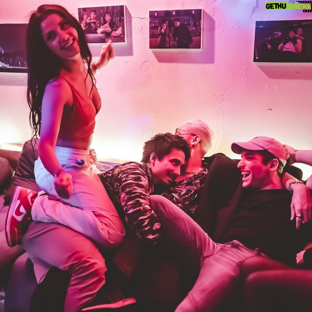 Julien Bam Instagram - Bin gerade immer noch verkatert Unsere Serie ist auf Platz 4 auf Netflix cüs danke Danke für die Party @y.o.u.mgmt und danke für die Fotos @julianhukephotography und danke an alle die dabei waren Köln