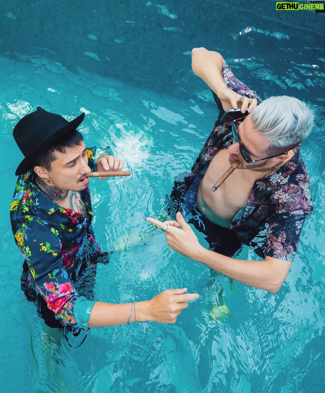 Julien Bam Instagram - Die CEOs mit denen du ein Business startest, sie sich aber an deine Mum ranmachen. @rewinstagram