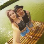 Julien Bam Instagram – Floß gebaut, Girl geklaut. 

Nach paar blauen Flecken, Sonnenbrand und Nägel im Arm sind wir dann doch erfolgreich auf hohe See aufgestochen 

@enisazej_ Karibik