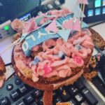 Julien Bam Instagram – Hab ihn damals auf der Straße gefunden, Mitleid gehabt und ihn ernährt. 
Er wuchs an zu einem vollfunktionierenden Menschen. 
Und heute verkündige ich mit vollem Stolz, dass wir zusammen einen Podcast Original starten. “Hobbylos” auf Spotifyy. Gerne Folgen! 

PS: Er hat den Kuchen kaputt gemacht, den wir von Spotify geschenkt bekommen haben. Danke dafür