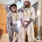 Julien Bam Instagram – Hi, 
beim Writing von BOHNE – AKT 3, kam uns die grandiose Idee, einen “kurzen SPIN-OFF” zu droppen. 
Dieser “kurze SPIN-OFF” wurde zu einem BIEST! 
Ich bin so happy, dass es endlich online ist und kann immer noch nicht glauben, was für kranke Special Guests innerhalb dieser 14 Minuten am Start sind. 
Bei vielen der Personen hätte ich nicht gedacht, dass ich in diesem Leben mal mit denen drehen könnte. 
Fett! Einfach nur fett. Danke für über 70k LIVE Zuschauer und euer krankes Feedback! 

Auch wenn der Osterhase jetzt dead ist … 
Es gibt immer noch 3 Wächter, die eine andere Geschichte zu erzählen haben. 

Jetzt aber erstmal volle Konzentration auf AKT 3. Ein 40-Minuten-Youtube-Gigant. Auch wenn wir schon abgedreht haben, steht noch eine Menge Postpro an. Aber macht unendlich Bock. Aber jetzt erstmal chillen und Kommentare lesen. Was geht bei euch heute? Was machen?