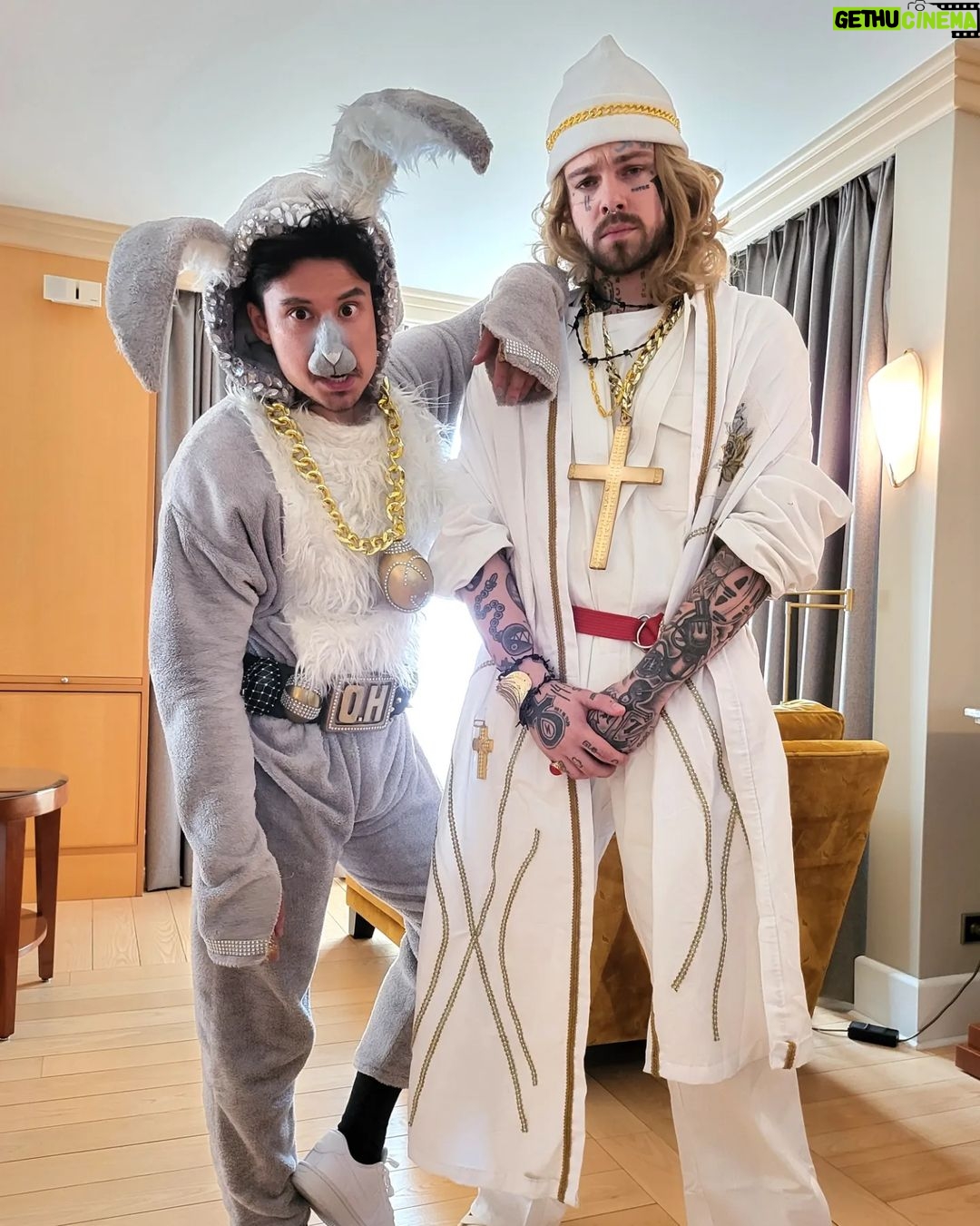Julien Bam - 203.4K Likes - Hi,
beim Writing von BOHNE - AKT 3, kam uns die grandiose Idee, einen “kurzen SPIN-OFF” zu droppen.
Dieser “kurze SPIN-OFF” wurde zu einem BIEST!
Ich bin so happy, dass es endlich online ist und kann immer noch nicht glauben, was für kranke Special Guests innerhalb dieser 14 Minuten am Start sind.
Bei vielen der Personen hätte ich nicht gedacht, dass ich in diesem Leben mal mit denen drehen könnte.
Fett! Einfach nur fett. Danke für über 70k LIVE Zuschauer und euer krankes Feedback!
Auch wenn der Osterhase jetzt dead ist …
Es gibt immer noch 3 Wächter, die eine andere Geschichte zu erzählen haben.
Jetzt aber erstmal volle Konzentration auf AKT 3. Ein 40-Minuten-Youtube-Gigant. Auch wenn wir schon abgedreht haben, steht noch eine Menge Postpro an. Aber macht unendlich Bock. Aber jetzt erstmal chillen und Kommentare lesen. Was geht bei euch heute? Was machen?