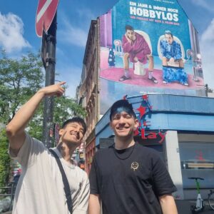 Julien Bam Instagram - Wir haben diese Wand geschenkt bekommen. Danke an @spotifyde RIP an die Menschen, die in diesem Gebäude wohnen.